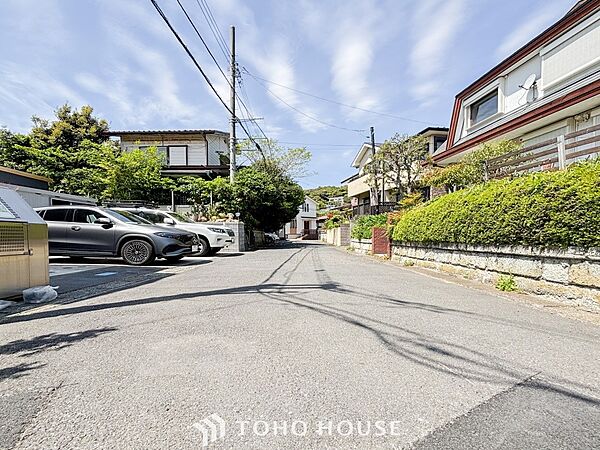 前面道路含む現地写真『快適』は「家」と「街」と「環境」が調和した時に訪れるだと改めて感じさせてくれます。