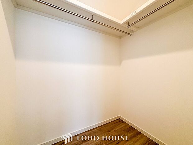 衣類だけでなく大きな荷物も収納でき、お部屋がすっきりします。