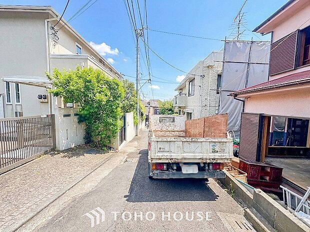 閑静な住宅街の陽当りに恵まれた土地。たくさんの想いが美しいカタチに彩られた時、そこにはひと時のくつろぎが生まれ、ゆっくりと愛着が育まれていきます。