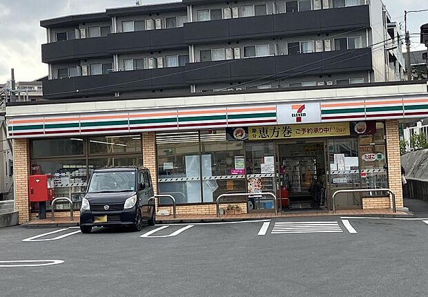 24時間営業。お弁当やお惣菜、パンなどをはじめ、生活用品、お酒、たばこなども取り揃えています。