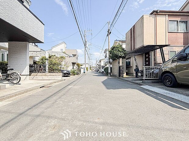 前面道路含む現地写真『快適』は「家」と「街」と「環境」が調和した時に訪れるだと改めて感じさせてくれます。