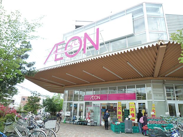 イオン横浜新吉田店と8つの専門店で構成された大型のお買い物スポット。