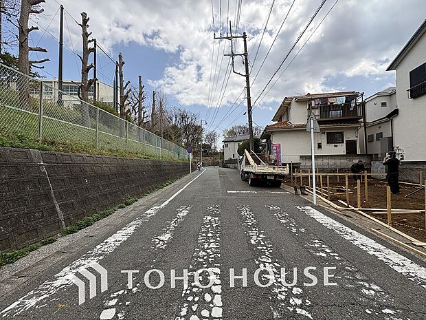 住む人を映し出す洗練された佇まいは、いつまでも輝き続けながらいつしか街の風景に溶け込んでいきます。