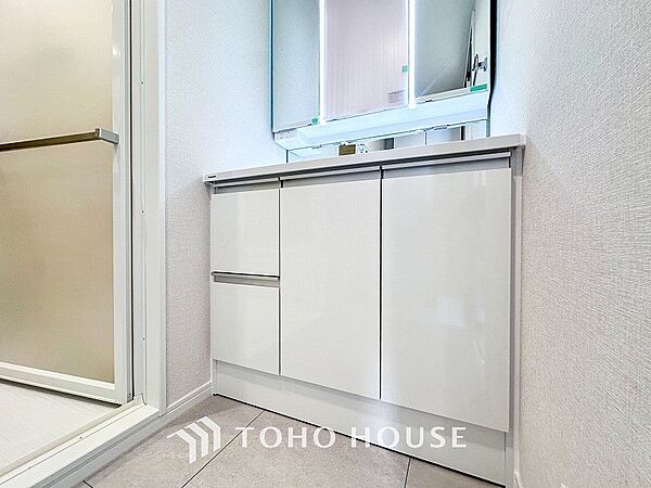 洗面台・洗面所パウダールームはナチュラルな雰囲気で清潔な印象。