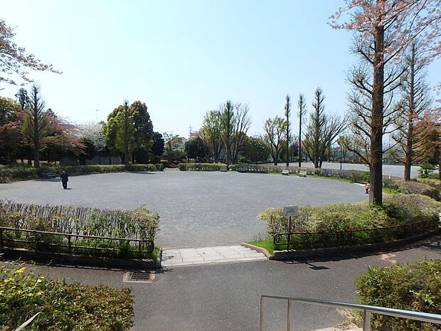 こどもログハウス(ニャンパク砦)がある公園。木のぬくもりを感じながら自由に遊べる施設です。