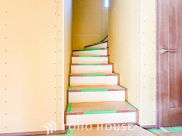 パブリックゾーンとプライベートゾーン繋ぐ階段。豊かな陽光が注ぎ込み、爽やかな住空間を演出。