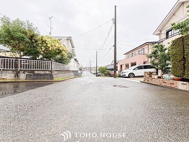 前面道路含む現地写真『快適』は「家」と「街」と「環境」が調和した時に訪れるだと改めて感じさせてくれます。