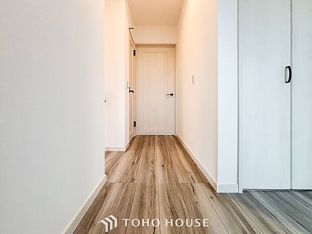 上質感漂う廊下。居住者の帰り、訪れる方を優しく迎え安らぎに満ちた生活空間を予感させます。