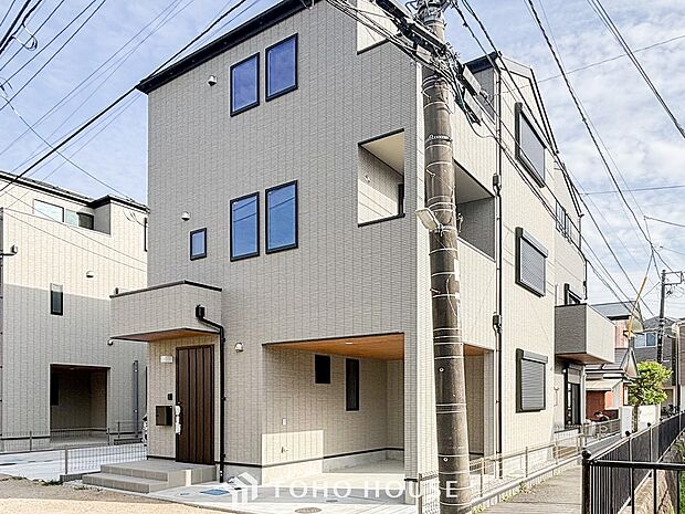 住む人を映し出す洗練された佇まいは、いつまでも輝き続けながらいつしか街の風景に溶け込んでいきます。