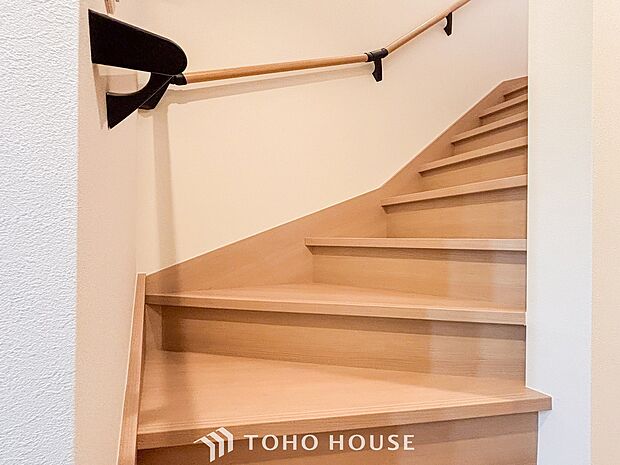 パブリックゾーンとプライベートゾーン繋ぐ階段。豊かな陽光が注ぎ込み、爽やかな住空間を演出。