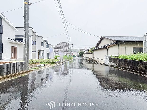 前面道路含む現地写真『快適』は「家」と「街」と「環境」が調和した時に訪れるだと改めて感じさせてくれます。
