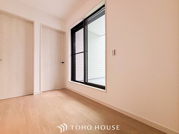 上質感漂う廊下。居住者の帰り、訪れる方を優しく迎え安らぎに満ちた生活空間を予感させます。