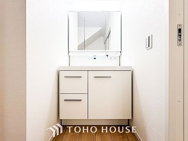 洗面台・洗面所十分な大きさの洗面台は、朝の慌ただしい時間でも余裕とゆとりを感じて頂けます。