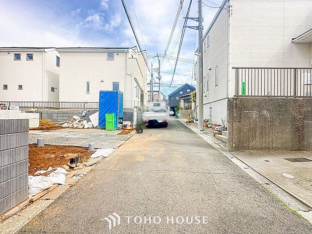 前面道路含む現地写真『快適』は「家」と「街」と「環境」が調和した時に訪れるだと改めて感じさせてくれます。