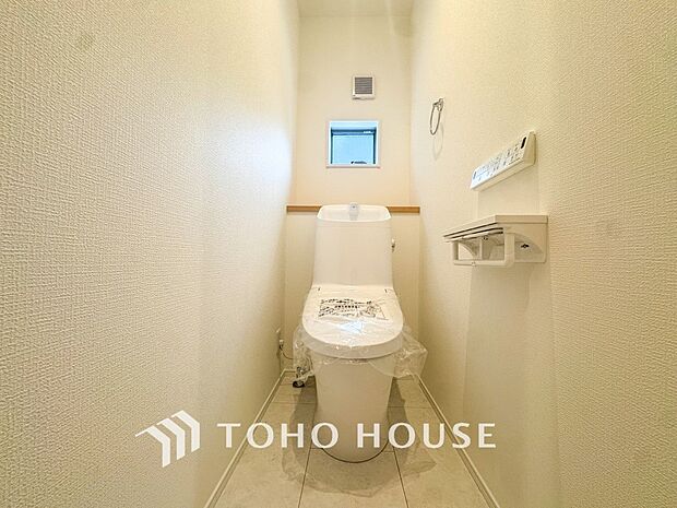 換気と明るさに配慮した清潔感溢れるトイレ。落ち着いた空間で安らぎのひとときをお過ごしいただけます。