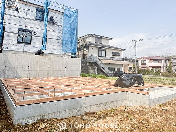 閑静な住宅街の一角、ひと時のくつろぎが生まれ、ゆっくりと愛着が育まれていきます。