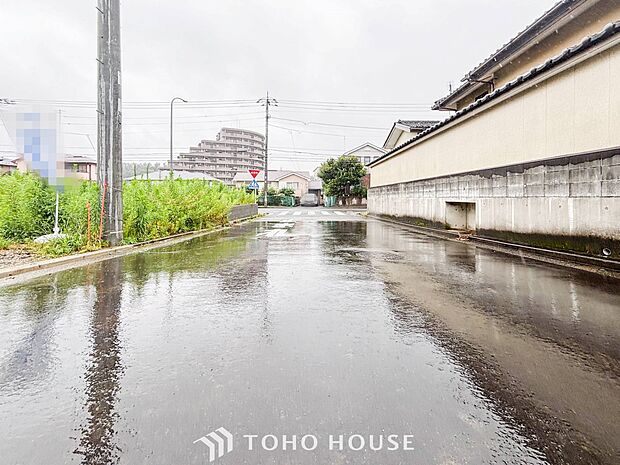 前面道路含む現地写真『快適』は「家」と「街」と「環境」が調和した時に訪れるだと改めて感じさせてくれます。