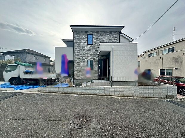 住む人を映し出す洗練された佇まいは、いつまでも輝き続けながらいつしか街の風景に溶け込んでいきます。