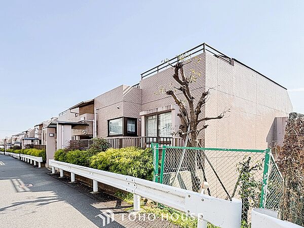 前面道路含む現地写真『快適』は「家」と「街」と「環境」が調和した時に訪れるだと改めて感じさせてくれます。