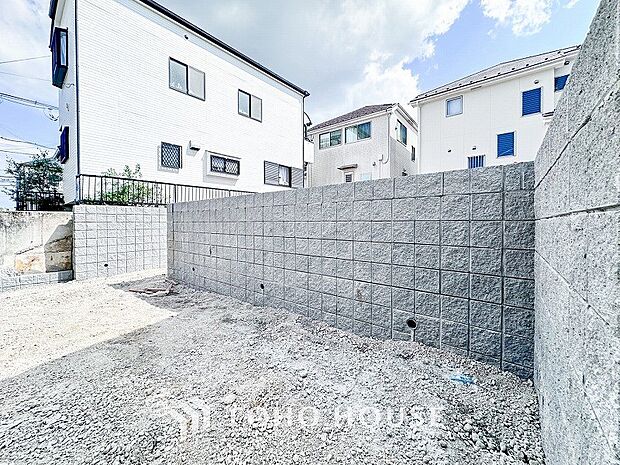 風を感じ青い空から太陽の恵みを感じる温もり溢れる佇まい。