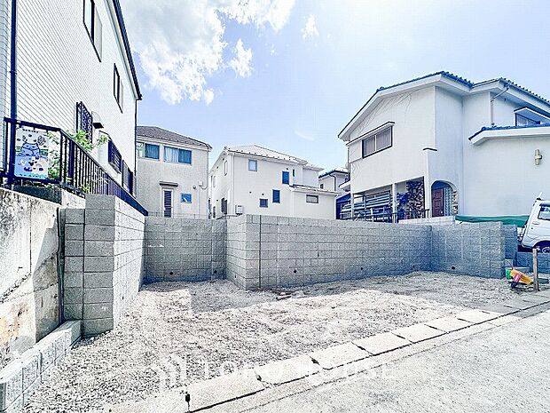 風を感じ解放感あふれる光に満ちた住まい。