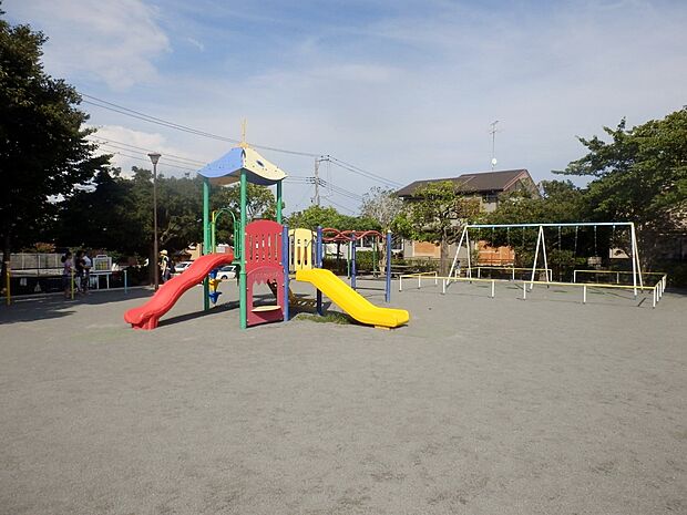 元気に走り回れる広い広場とお子様が楽しめる遊具のある公園。春には桜がきれいで地元の方のお花見スポットになっています。