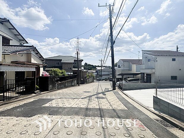 前面道路含む現地写真『快適』は「家」と「街」と「環境」が調和した時に訪れるだと改めて感じさせてくれます。