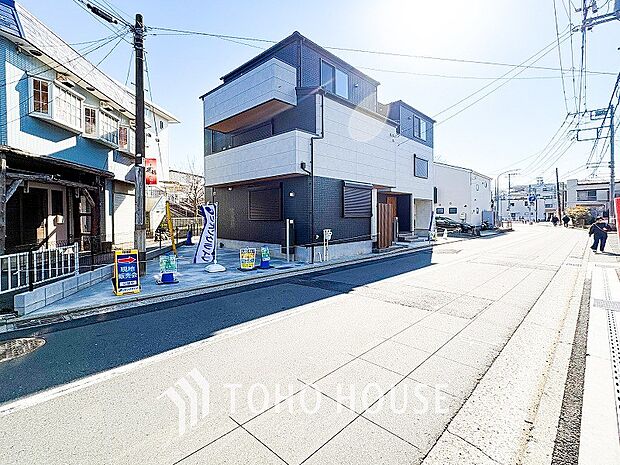前面道路含む現地写真『快適』は「家」と「街」と「環境」が調和した時に訪れるだと改めて感じさせてくれます。