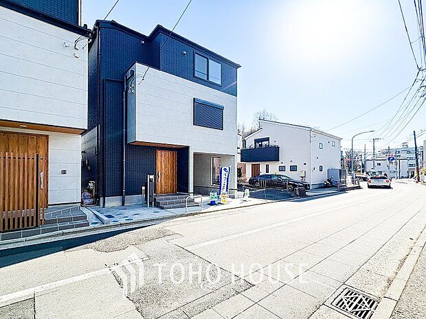 前面道路含む現地写真『快適』は「家」と「街」と「環境」が調和した時に訪れるだと改めて感じさせてくれます。