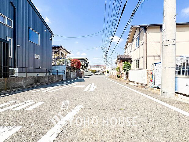 前面道路含む現地写真『快適』は「家」と「街」と「環境」が調和した時に訪れるだと改めて感じさせてくれます。