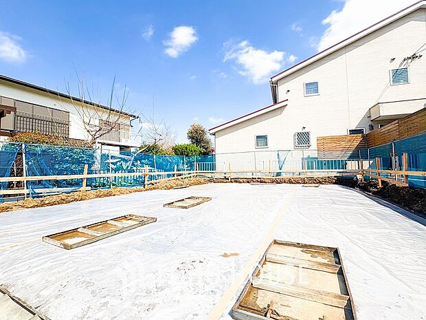 住む人を映し出す洗練された佇まいは、いつまでも輝き続けながらいつしか街の風景に溶け込んでいきます。