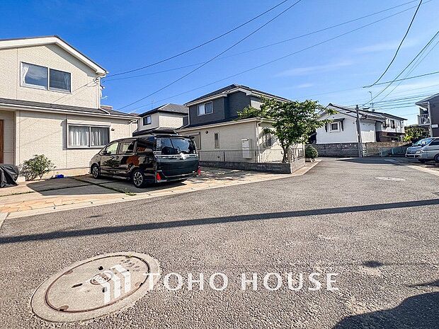 前面道路含む現地写真『快適』は「家」と「街」と「環境」が調和した時に訪れるだと改めて感じさせてくれます。