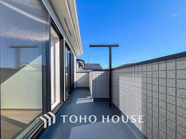 暮らしの中で光と風を演出してくれるバルコニー。