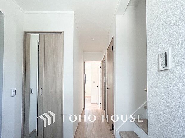 上質感漂う廊下。居住者の帰り、訪れる方を優しく迎え安らぎに満ちた生活空間を予感させます。