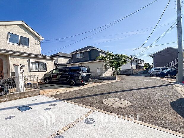 前面道路含む現地写真『快適』は「家」と「街」と「環境」が調和した時に訪れるだと改めて感じさせてくれます。