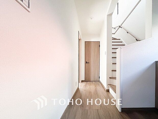 上質感漂う廊下。居住者の帰り、訪れる方を優しく迎え安らぎに満ちた生活空間を予感させます。