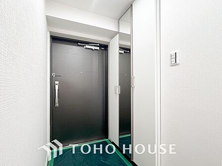 居住者の帰り、訪れる方を優しく迎えてくれる玄関です。
