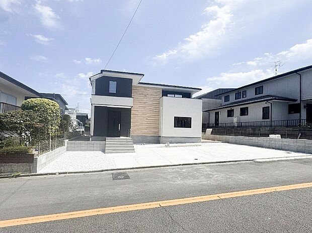 住む人を映し出す洗練された佇まいは、いつまでも輝き続けながらいつしか街の風景に溶け込んでいきます。