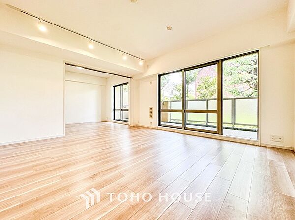 明るく開放的な空間が広がるLDK。室内には豊かな陽光が注ぎ込み、爽やかな住空間を演出。