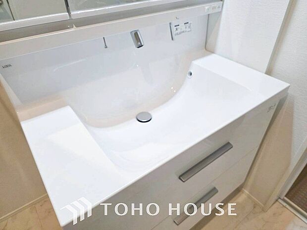 洗面台・洗面所十分な大きさの洗面台は、朝の慌ただしい時間でも余裕とゆとりを感じて頂けます。