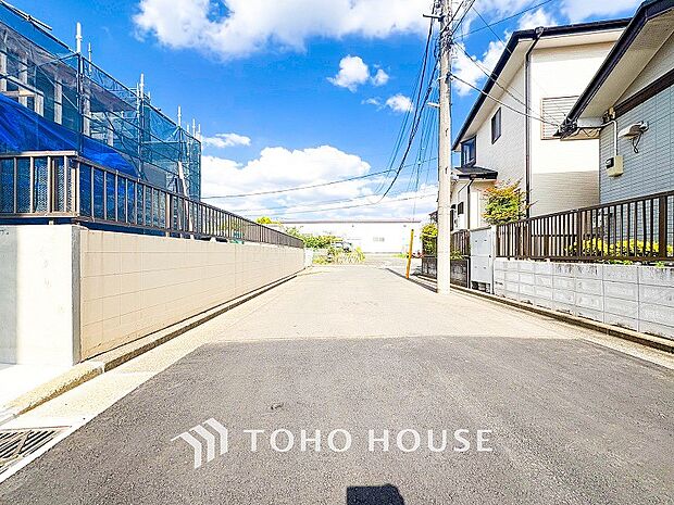 前面道路含む現地写真『快適』は「家」と「街」と「環境」が調和した時に訪れるだと改めて感じさせてくれます。