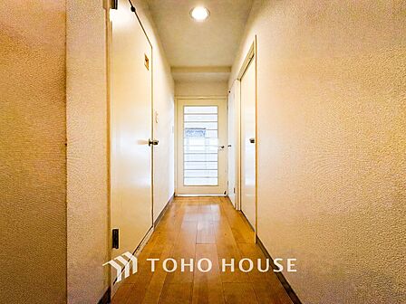 上質感漂う廊下。居住者の帰り、訪れる方を優しく迎え安らぎに満ちた生活空間を予感させます。