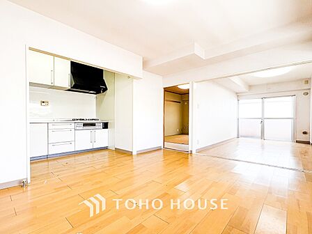 忙しい朝でも、しっかり家族が揃って食事をして頂けるゆとりある大きさのダイニングスペース。