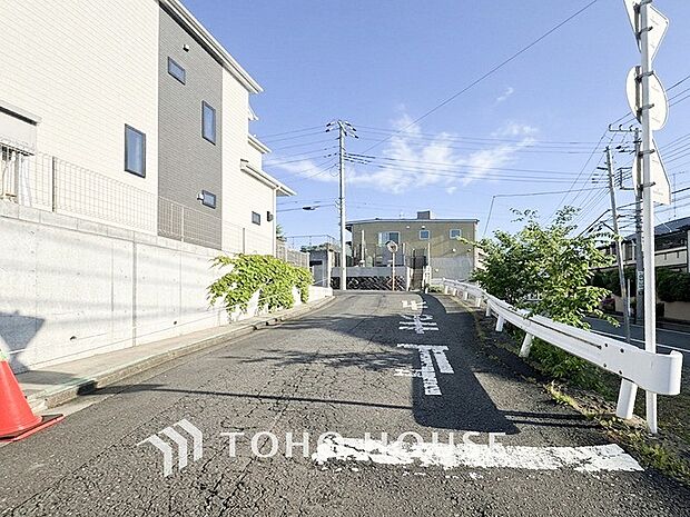 前面道路含む現地写真『快適』は「家」と「街」と「環境」が調和した時に訪れるだと改めて感じさせてくれます。