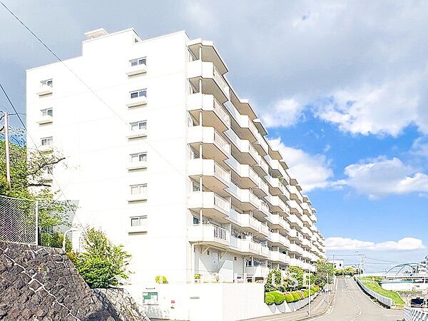 前面道路含む現地写真『快適』は「家」と「街」と「環境」が調和した時に訪れるだと改めて感じさせてくれます。