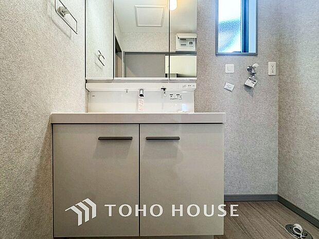 洗面台・洗面所小窓が設置され、湿気がこもりやすい室内の換気・採光に配慮されています。