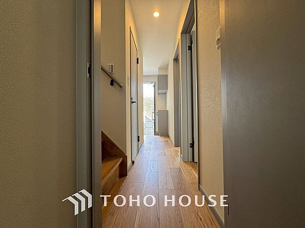 上質感漂う廊下。居住者の帰り、訪れる方を優しく迎える・安らぎに満ちた生活空間を予感させる。