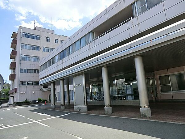 急性期病棟、地域包括ケア病棟、回復期リハビリテーション病棟、さらに同敷地内にホスピス病棟があります。