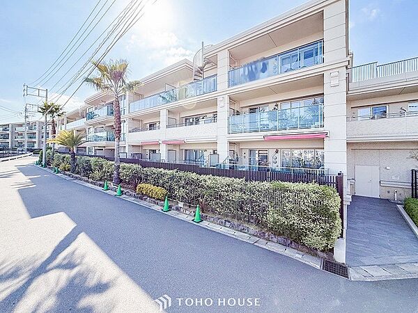 前面道路含む現地写真『快適』は「家」と「街」と「環境」が調和した時に訪れるだと改めて感じさせてくれます。
