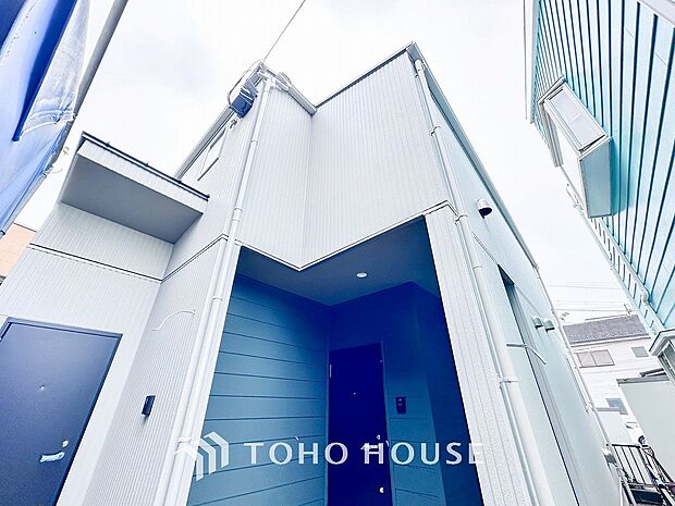 住む人や訪れる人やさしくエスコートする玄関アプローチ。